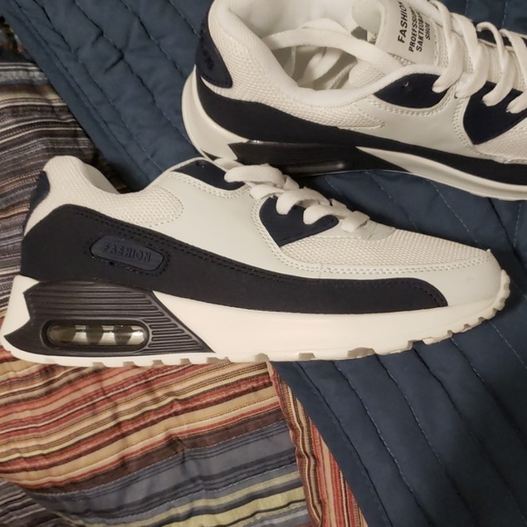 Running shoes - Picture 2 of 3